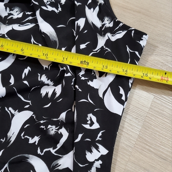 Black & White Dressy Tanktop with peekaboo slit. (S) - Picture 6 of 8